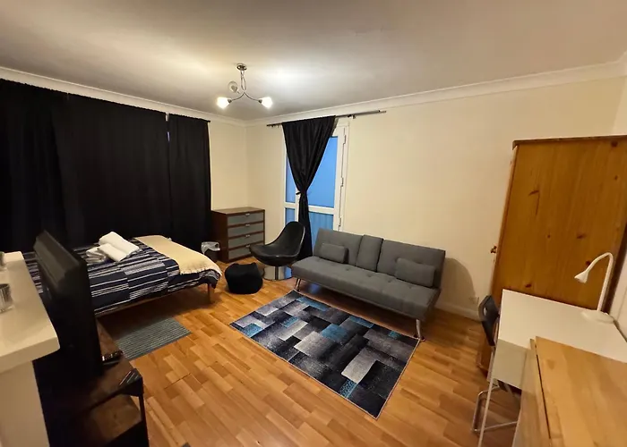 Huge And Affordable 3 Bedroom Flat In Hammersmith For 7 People With Welcome Breakfast