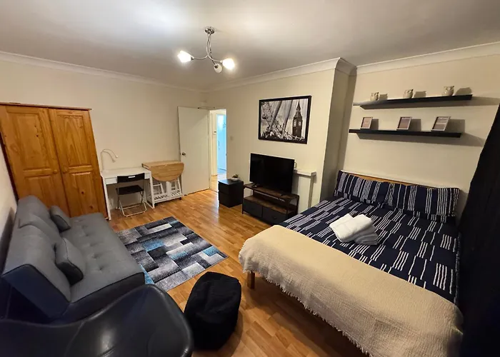 Huge And Affordable 3 Bedroom Flat In Hammersmith For 7 People With Welcome Breakfast