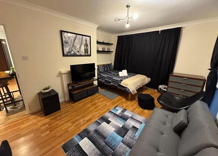 Huge And Affordable 3 Bedroom Flat In Hammersmith For 7 People With Welcome Breakfast